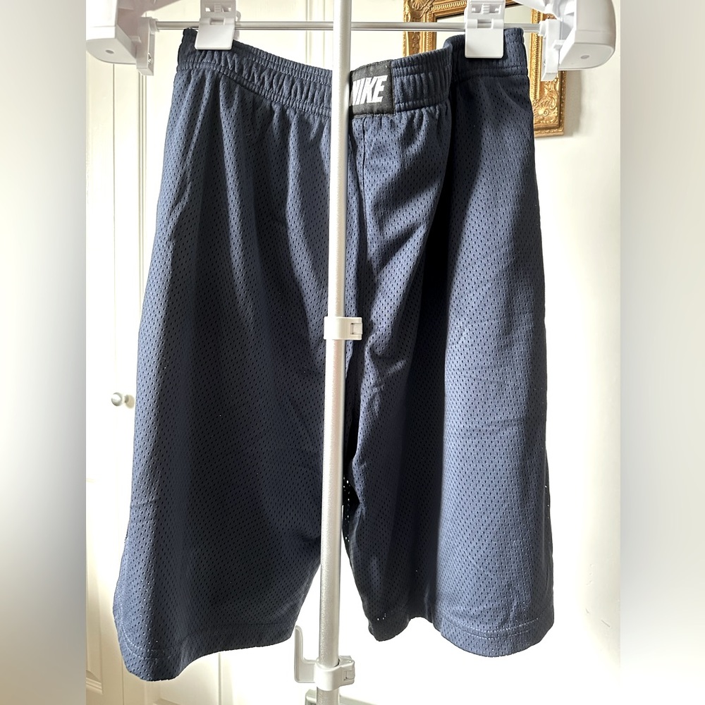 Men’s Nike basketball style shorts - Picture 2 of 3